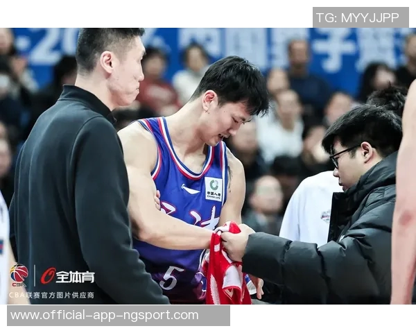 赖俊豪因头撞广告牌伤退媒体人呼吁取消场边广告牌保护运动员安全 赖俊豪因头撞广告牌伤退媒体人呼吁取消场边广告牌保护运动员安全